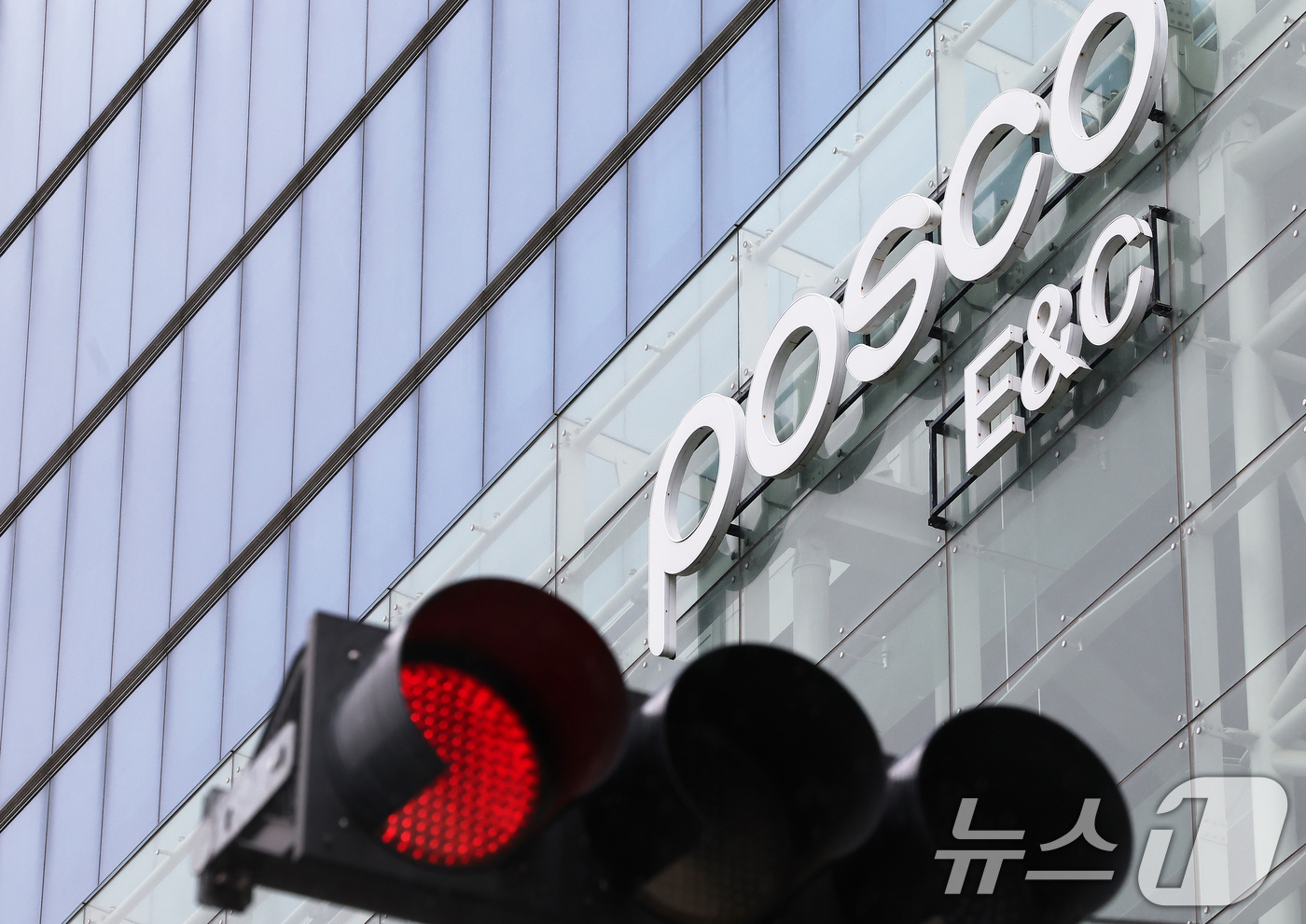 (인천=뉴스1) 장수영 기자 = 6일 인천 연수구 송도국제도시에 위치한 포스코이앤씨 송도사옥 앞 신호등에 빨간불이 켜져 있다.이재명 대통령은 포스코이앤씨 공사 현장에서 잇따라 인명 …