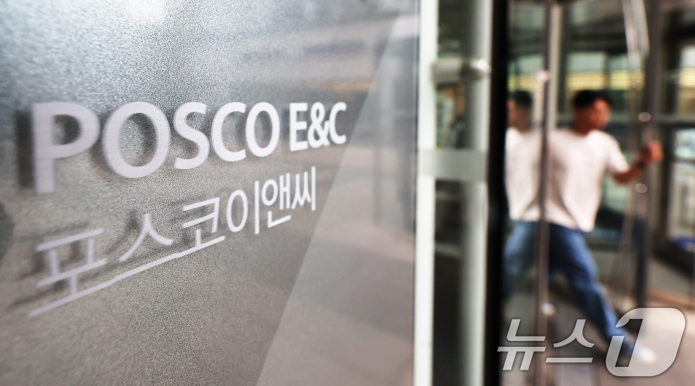 (인천=뉴스1) 장수영 기자 = 6일 인천 연수구 송도국제도시에 위치한 포스코이앤씨 송도사옥의 모습.이재명 대통령은 포스코이앤씨 공사 현장에서 잇따라 인명사고가 발생한 것에 대해 …