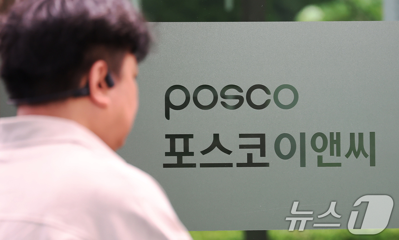 (인천=뉴스1) 장수영 기자 = 6일 인천 연수구 송도국제도시에 위치한 포스코이앤씨 송도사옥의 모습.이재명 대통령은 포스코이앤씨 공사 현장에서 잇따라 인명사고가 발생한 것에 대해 …