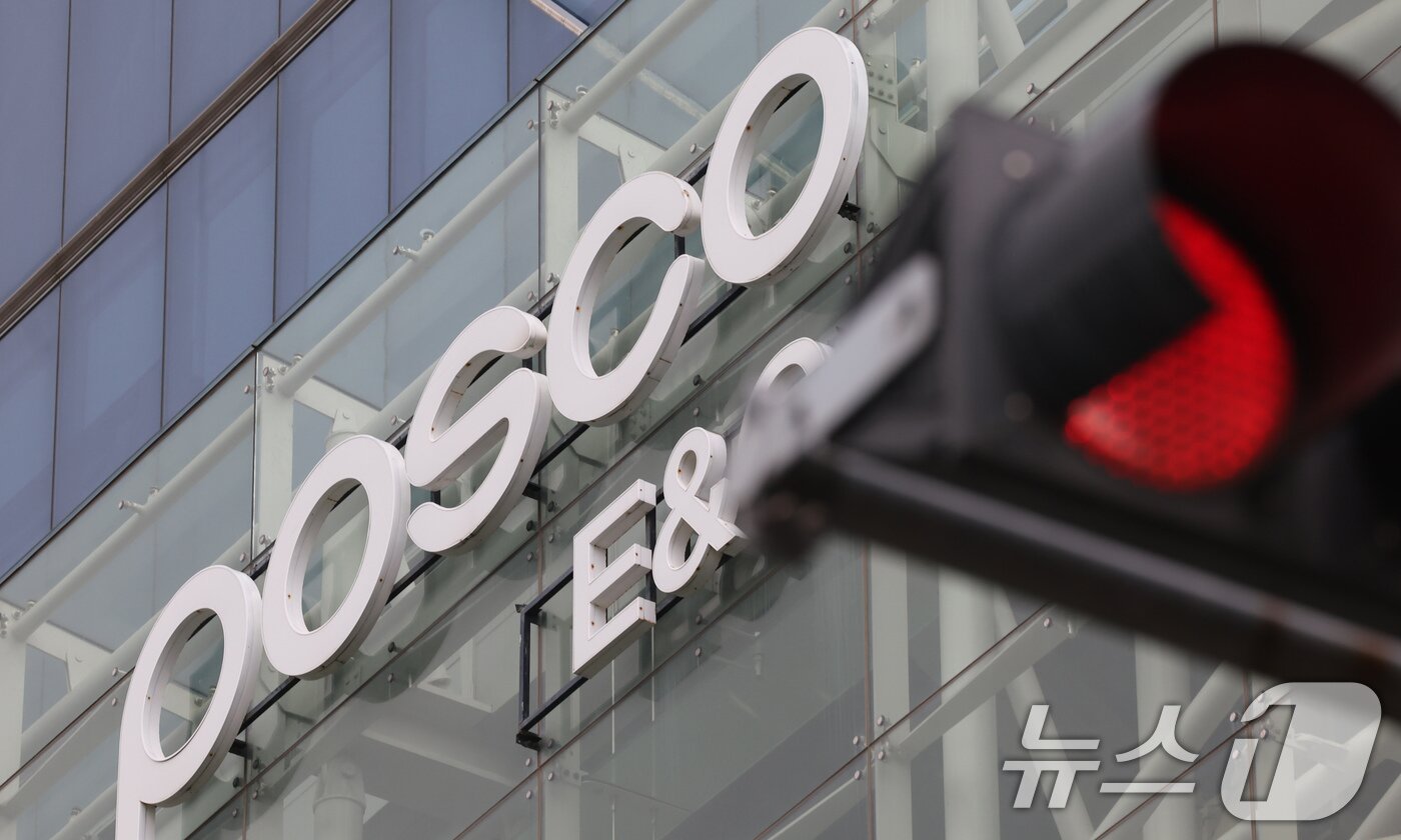 본문 이미지 - 6일 인천 연수구 송도국제도시에 위치한 포스코이앤씨 송도사옥 앞 신호등에 빨간불이 켜져 있다. 이재명 대통령은 이날 포스코이앤씨 공사 현장에서 잇따라 인명사고가 발생한 것에 대해 건설면허 취소·공공입찰 금지 방안을 검토하라고 지시했다. 2025.8.6/뉴스1 ⓒ News1 장수영 기자