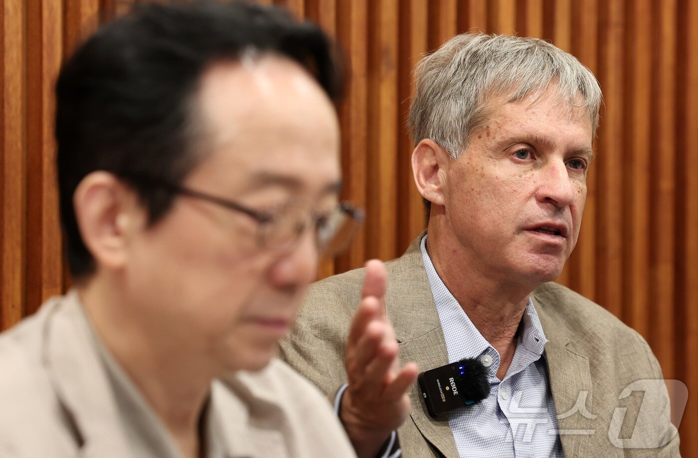 본문 이미지 - 김남철 365mc 대표이사와 알론 블루멘펠드 라지엘 테라퓨틱스 대표이사가 6일 서울 강남구 신사동 365mc의원 강남본점에서 뉴스1과 인터뷰를 하고 있다. ⓒ News1 김성진 기자