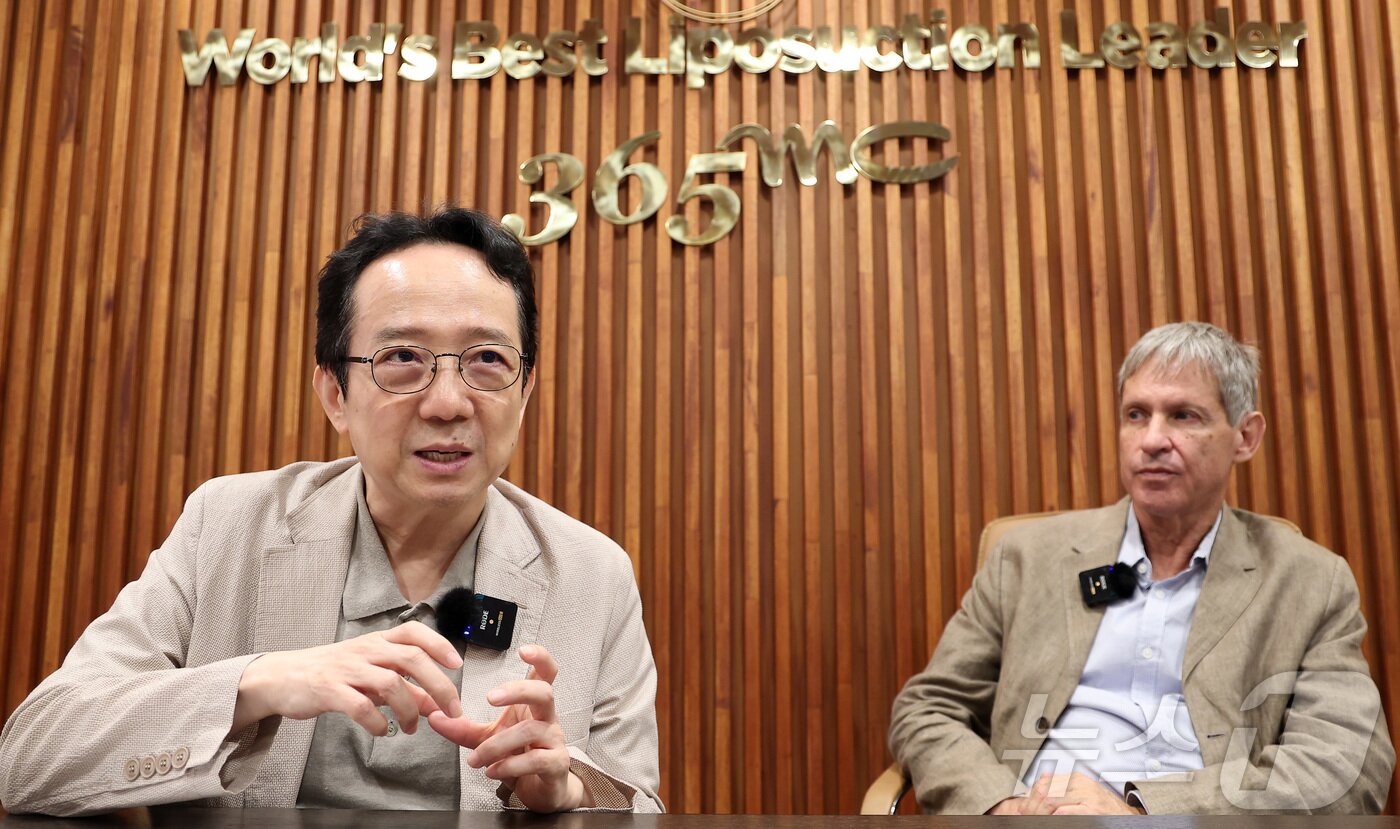 본문 이미지 - 김남철 365mc 대표이사와 알론 블루멘펠드 라지엘 테라퓨틱스 대표이사가 6일 서울 강남구 신사동 365mc의원 강남본점에서 뉴스1과 인터뷰를 하고 있다. ⓒ News1 김성진 기자