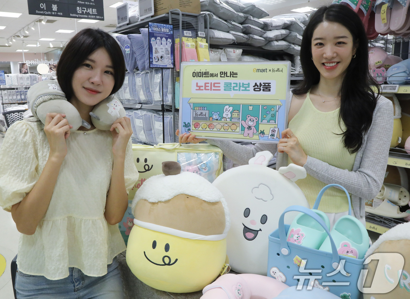 (서울=뉴스1) = 이마트가 인기 도넛 브랜드 '노티드'와 손잡고 귀여운 생활용품 시리즈를 선보였다고 밝혔다.6일 서울 성동구 이마트 왕십리점에서 모델들이 이마트X노티드 콜라보 상 …