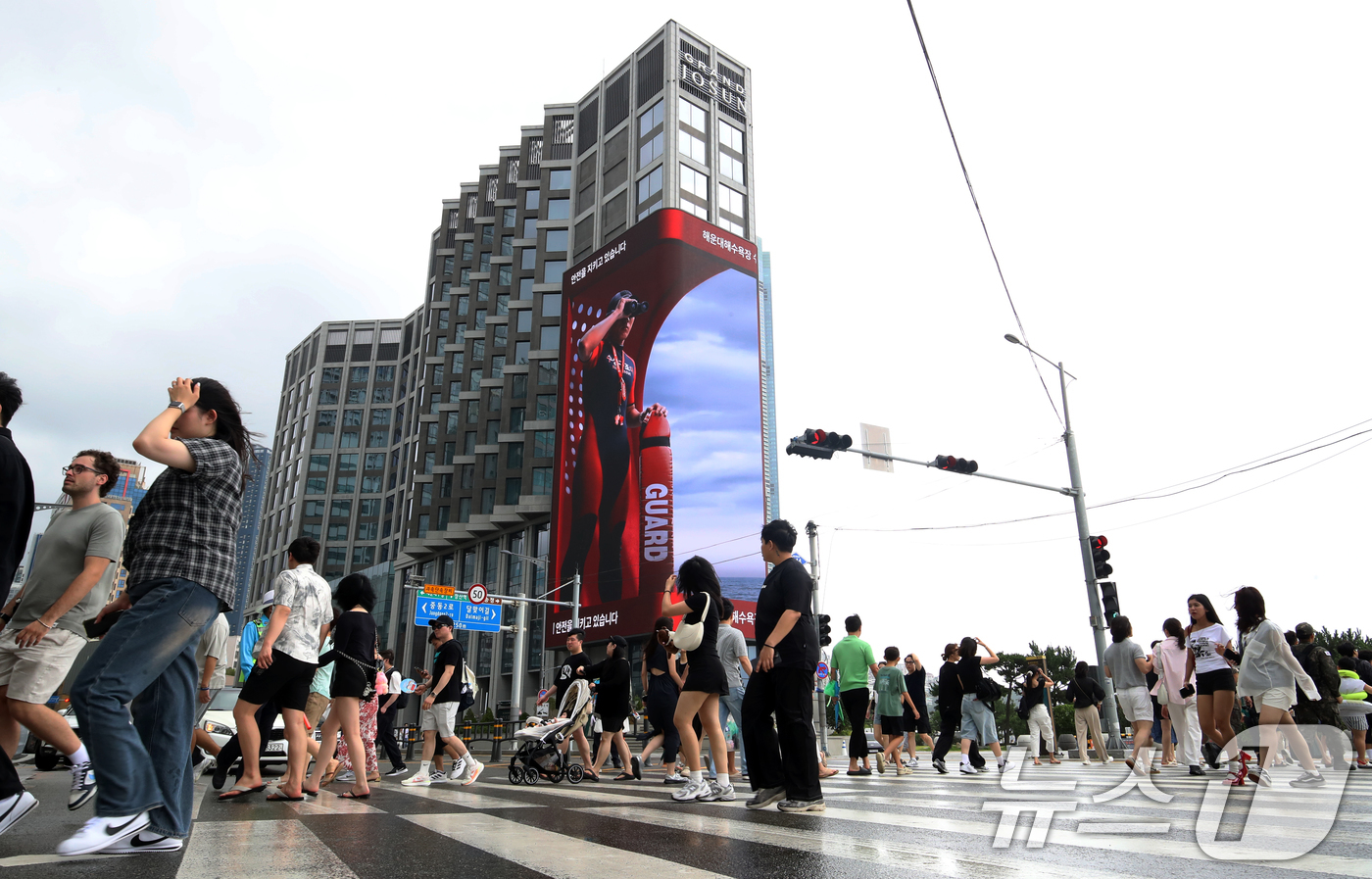 (부산=뉴스1) 윤일지 기자 = 6일 오후 부산 해운대해수욕장 앞 그랜드조선 호텔 외벽에 설치된 초대형 미디어 전광판인 그랜드 조선 미디어를 통해 여름철 피서객들의 안전을 책임질 …