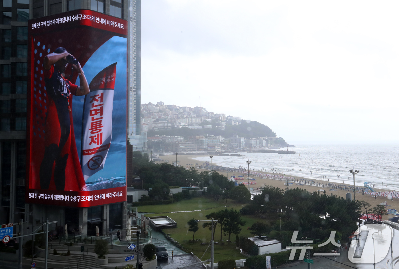 (부산=뉴스1) 윤일지 기자 = 6일 오후 부산 해운대해수욕장 앞 그랜드조선 호텔 외벽에 설치된 초대형 미디어 전광판인 그랜드 조선 미디어를 통해 여름철 피서객들의 안전을 책임질 …