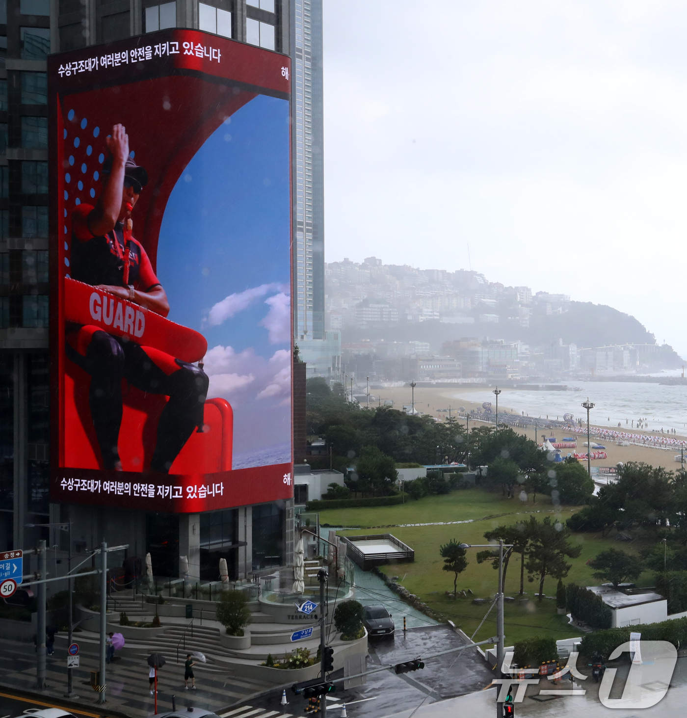 (부산=뉴스1) 윤일지 기자 = 6일 오후 부산 해운대해수욕장 앞 그랜드조선 호텔 외벽에 설치된 초대형 미디어 전광판인 그랜드 조선 미디어를 통해 여름철 피서객들의 안전을 책임질 …