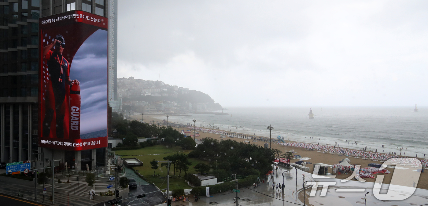 (부산=뉴스1) 윤일지 기자 = 6일 오후 부산 해운대해수욕장 앞 그랜드조선 호텔 외벽에 설치된 초대형 미디어 전광판인 그랜드 조선 미디어를 통해 여름철 피서객들의 안전을 책임질 …