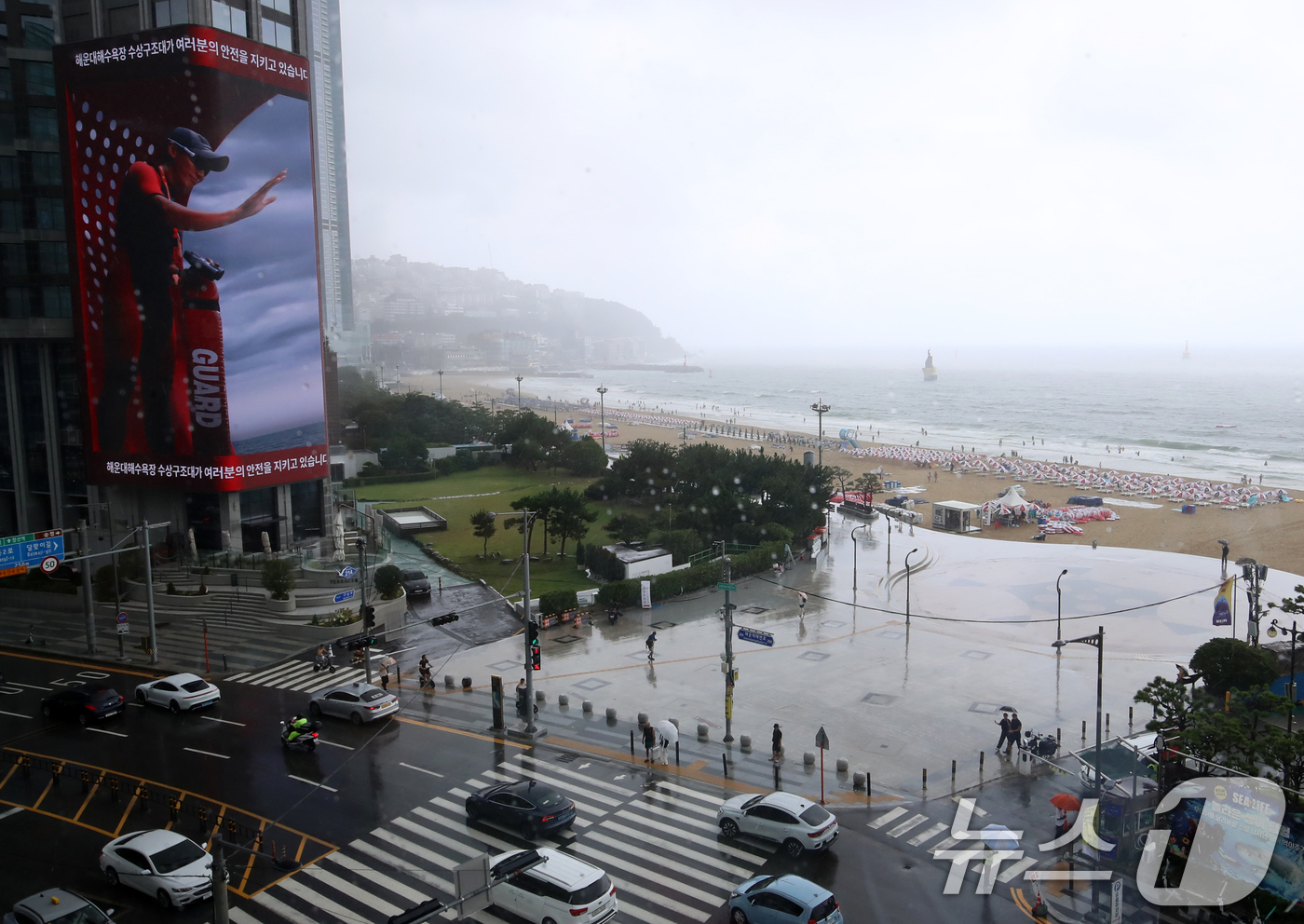 (부산=뉴스1) 윤일지 기자 = 6일 오후 부산 해운대해수욕장 앞 그랜드조선 호텔 외벽에 설치된 초대형 미디어 전광판인 그랜드 조선 미디어를 통해 여름철 피서객들의 안전을 책임질 …
