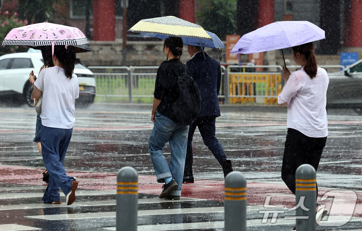 (서울=뉴스1) 구윤성 기자 = 서울 등 수도권과 충청지역에 호우 예비특보가 내려진 6일 오후 서울 종로 거리에서 우산을 쓴 시민들이 비를 피해 걷고 있다. 2025.8.6/뉴스1 …