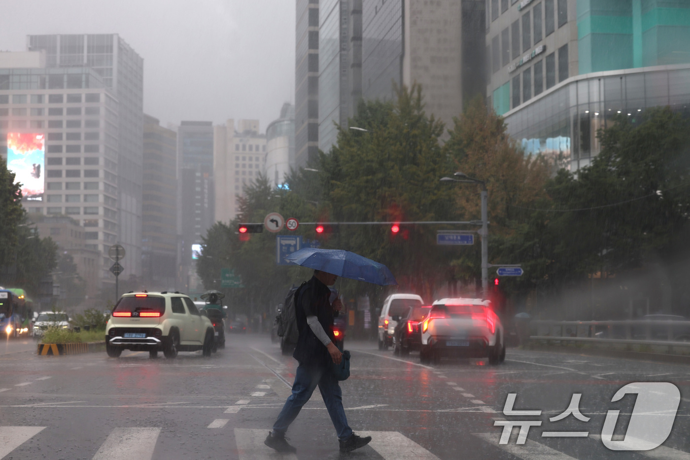 (서울=뉴스1) 구윤성 기자 = 서울 등 수도권과 충청지역에 호우 예비특보가 내려진 6일 오후 서울 종로 거리에서 우산을 쓴 시민이 비를 피해 걷고 있다. 2025.8.6/뉴스1