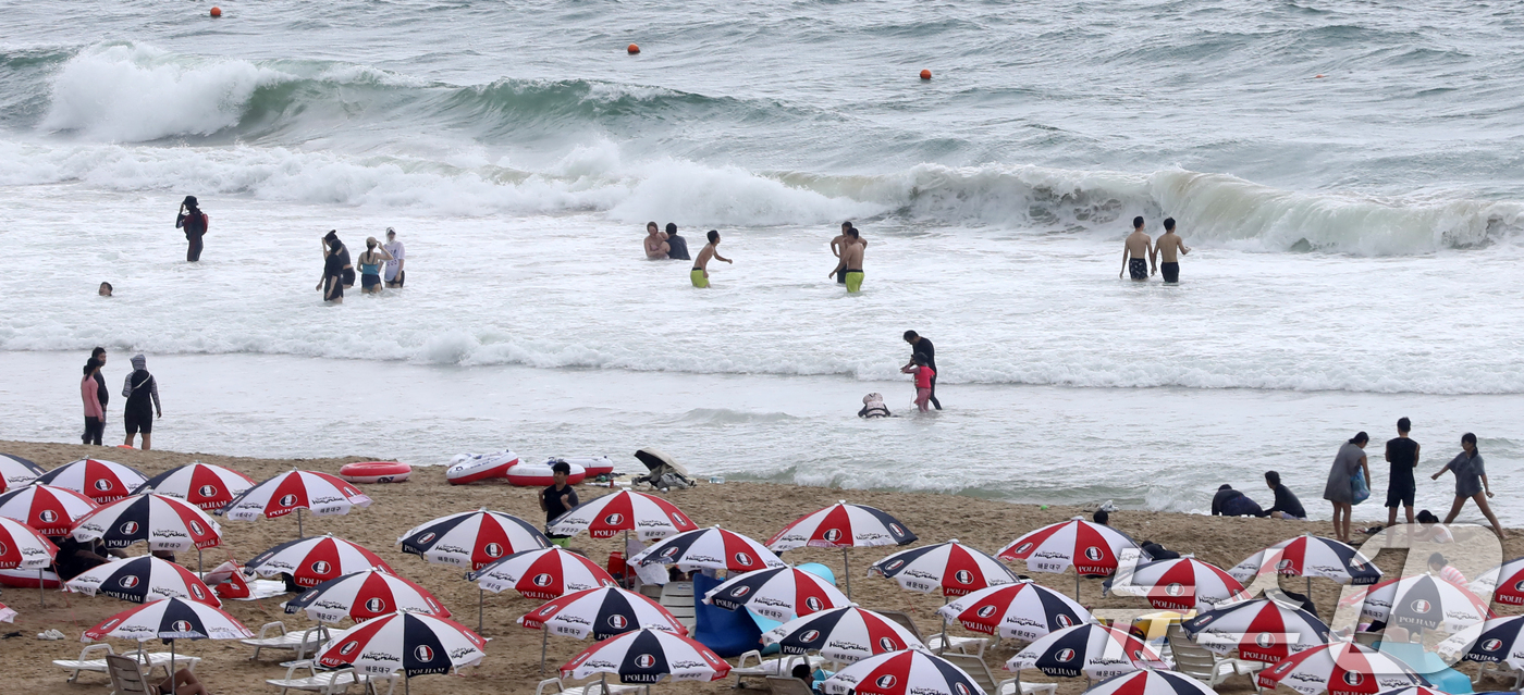 (부산=뉴스1) 윤일지 기자 = 6일 오후 부산 해운대해수욕장을 찾은 피서객들이 물놀이를 즐기고 있다. 2025.8.6/뉴스1