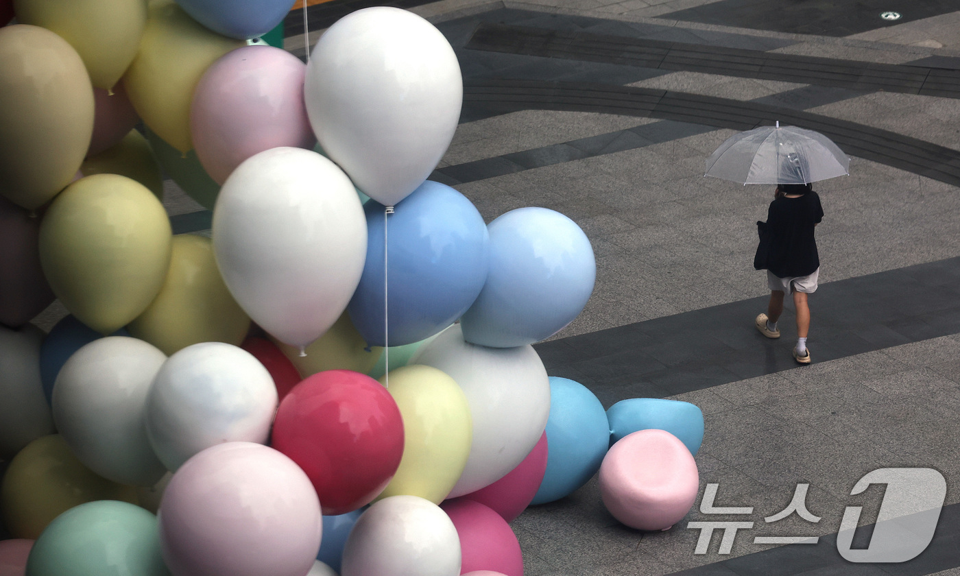 (서울=뉴스1) 구윤성 기자 = 서울 등 수도권과 충청지역에 호우 예비특보가 내려진 6일 오후 서울 을지로 거리에서 우산을 쓴 시민이 비를 피해 걷고 있다. 2025.8.6/뉴스1 …