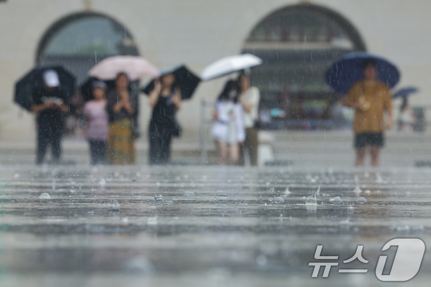 (서울=뉴스1) 신웅수 기자 = 전국 곳곳에 호우 특보가 내려진 서울에 6일 오후 서울 경복궁에서 외국인 관광객들이 비를 피하고 있다.기상청은 비구름이 오늘 전국으로 확산하고 밤에 …