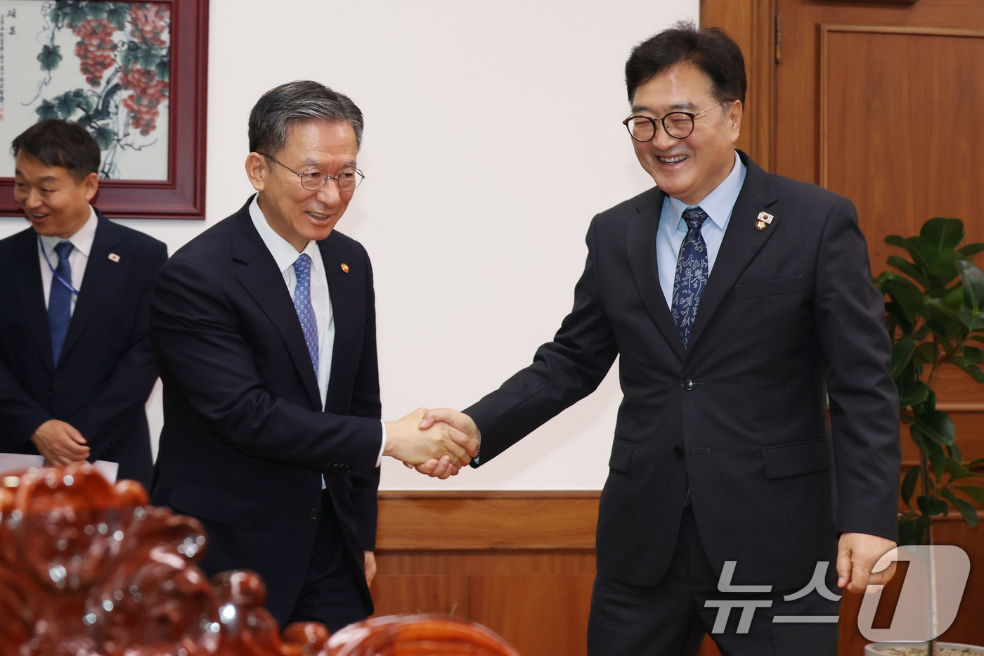 (서울=뉴스1) 이광호 기자 = 우원식 국회의장이 6일 오후 서울 여의도 국회 의장집무실에서 정성호 법무부 장관을 접견, 악수하고 있다. 2025.8.6/뉴스1