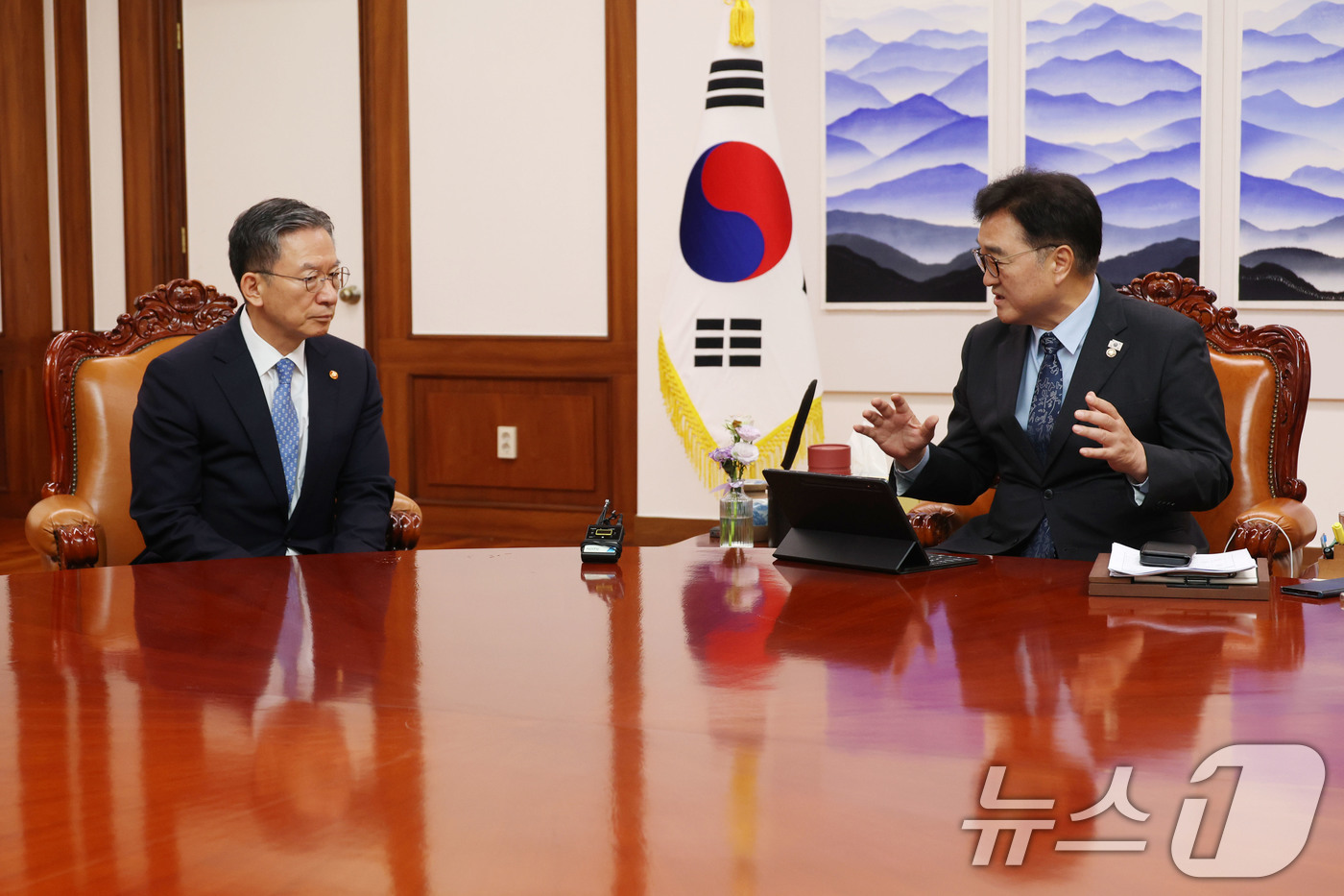 (서울=뉴스1) 이광호 기자 = 우원식 국회의장이 6일 오후 서울 여의도 국회 의장집무실에서 정성호 법무부 장관을 접견, 환담하고 있다. 2025.8.6/뉴스1