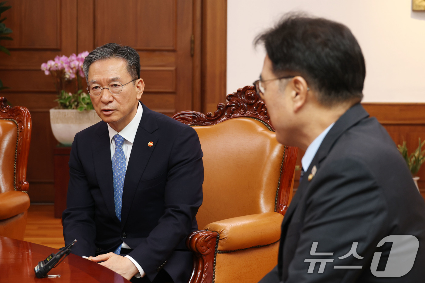 (서울=뉴스1) 이광호 기자 = 정성호 법무부 장관이 6일 오후 서울 여의도 국회 의장집무실을 찾아 우원식 국회의장과 환담하고 있다. 2025.8.6/뉴스1