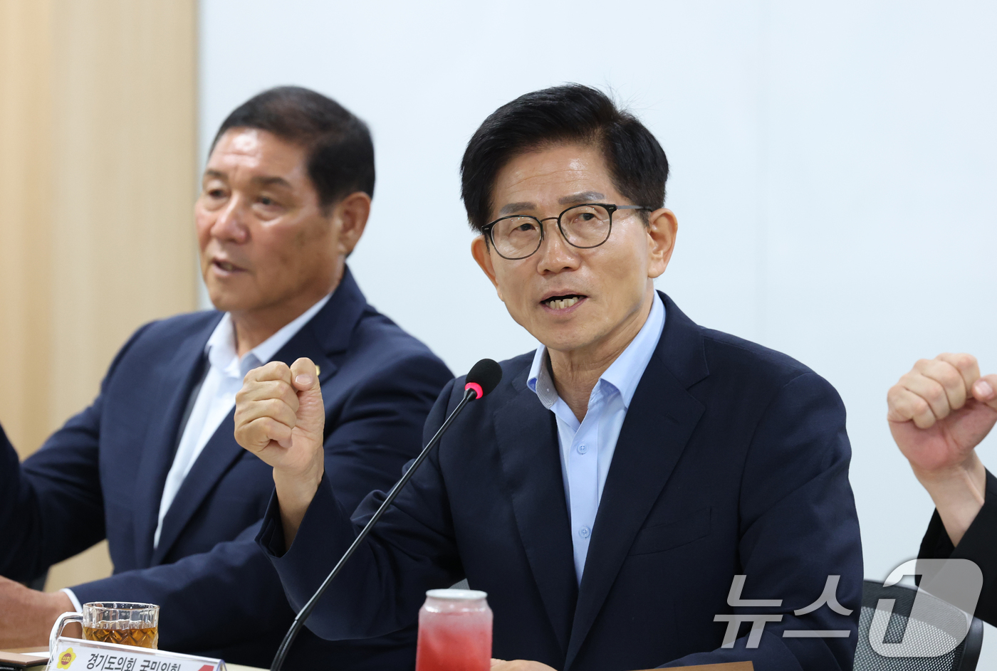 (수원=뉴스1) 김영운 기자 = 김문수 국민의힘 당대표 후보가 6일 오후 경기 수원시 영통구 경기도의회 중회의실에서 열린 당대표 후보 초청 간담회에 참석해 인사말을 하고 있다. 2 …