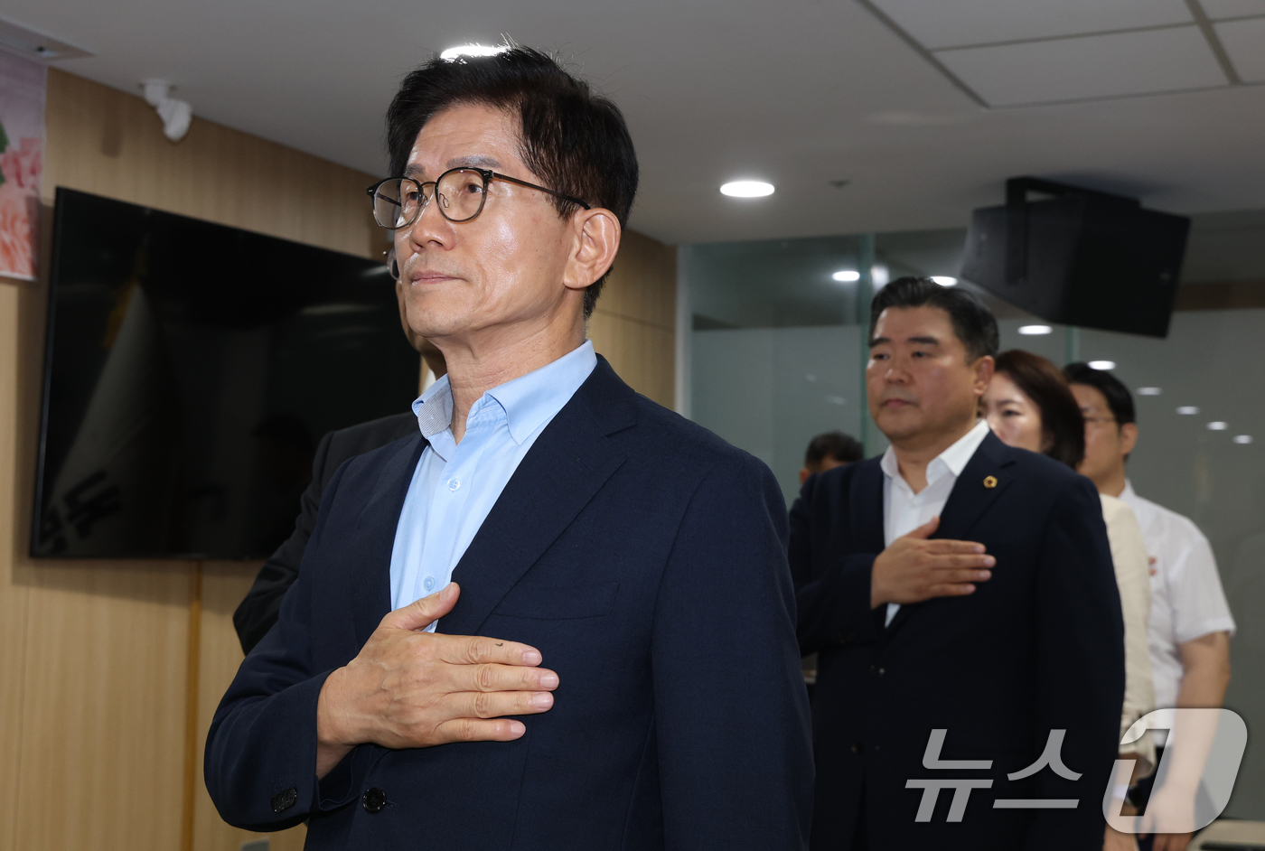 (수원=뉴스1) 김영운 기자 = 김문수 국민의힘 당대표 후보가 6일 오후 경기 수원시 영통구 경기도의회 중회의실에서 열린 당대표 후보 초청 간담회에 참석해 국기에 대한 경례를 하고 …