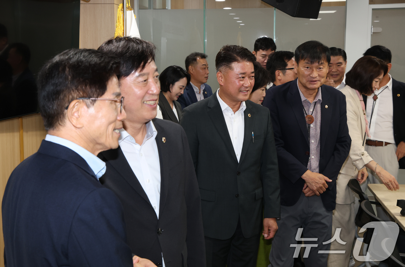 (수원=뉴스1) 김영운 기자 = 6일 오후 경기 수원시 영통구 경기도의회 중회의실에서 열린 당대표 후보 초청 간담회에서 경기도의회 의원들이 김문수 국민의힘 당대표 후보와 기념촬영을 …