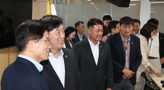 김문수 후보와의 기념촬영 위해 줄 선 경기도의회 의원들