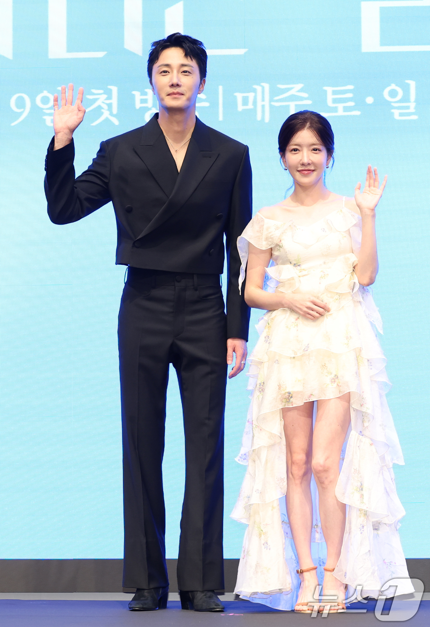 (서울=뉴스1) 권현진 기자 = 배우 정일우와 정인선(오른쪽)이 6일 서울 구로구 더세인트에서 열린 KBS 2TV 새 주말드라마 '화려한 날들'(극본 소현경/ 연출 김형석) 제작발 …