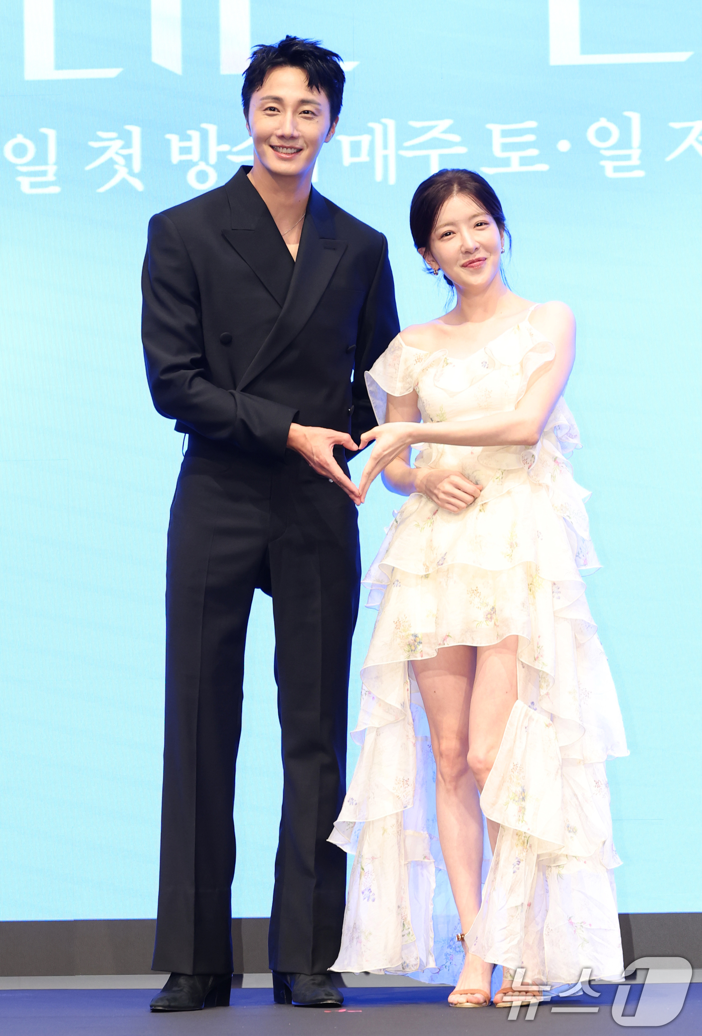 (서울=뉴스1) 권현진 기자 = 배우 정일우와 정인선(오른쪽)이 6일 서울 구로구 더세인트에서 열린 KBS 2TV 새 주말드라마 '화려한 날들'(극본 소현경/ 연출 김형석) 제작발 …