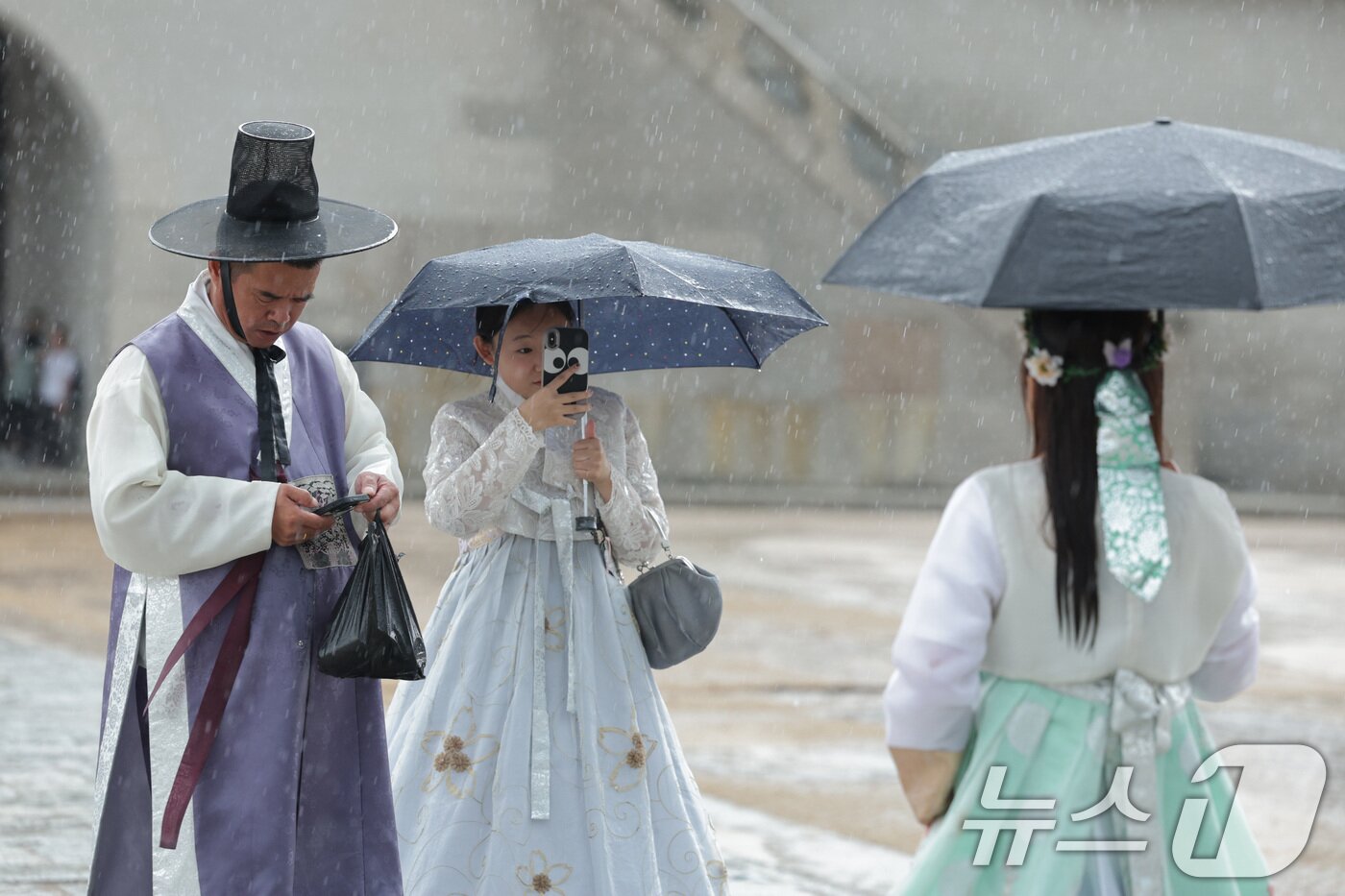 본문 이미지 - 서울 경복궁을 찾은 외국인 관광객들. 2025.8.6/뉴스1 ⓒ News1 신웅수 기자
