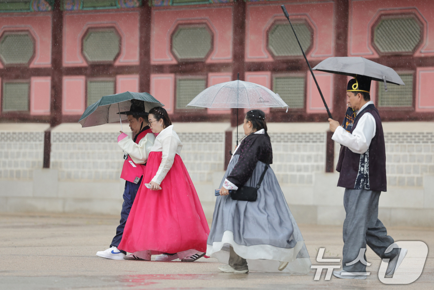 (서울=뉴스1) 신웅수 기자 = 중국 단체 관광객 대상 무비자 입국이 오는 9월 말부터 2026년 6월까지 한시 허용된다.정부는 6일 정부서울청사에서 열린 '관광 활성화 미니정책T …