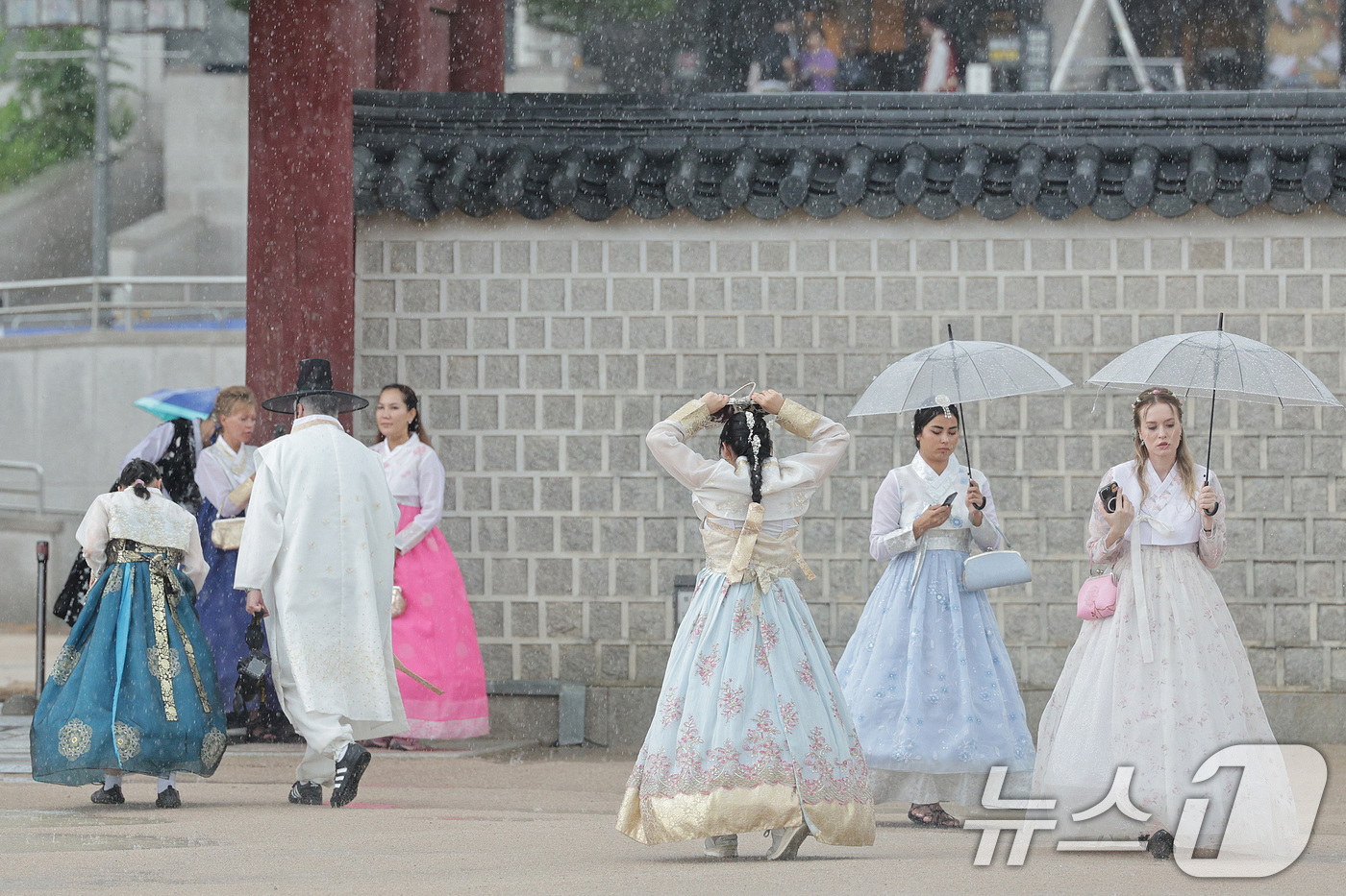 (서울=뉴스1) 신웅수 기자 = 중국 단체 관광객 대상 무비자 입국이 오는 9월 말부터 2026년 6월까지 한시 허용된다.정부는 6일 정부서울청사에서 열린 '관광 활성화 미니정책T …