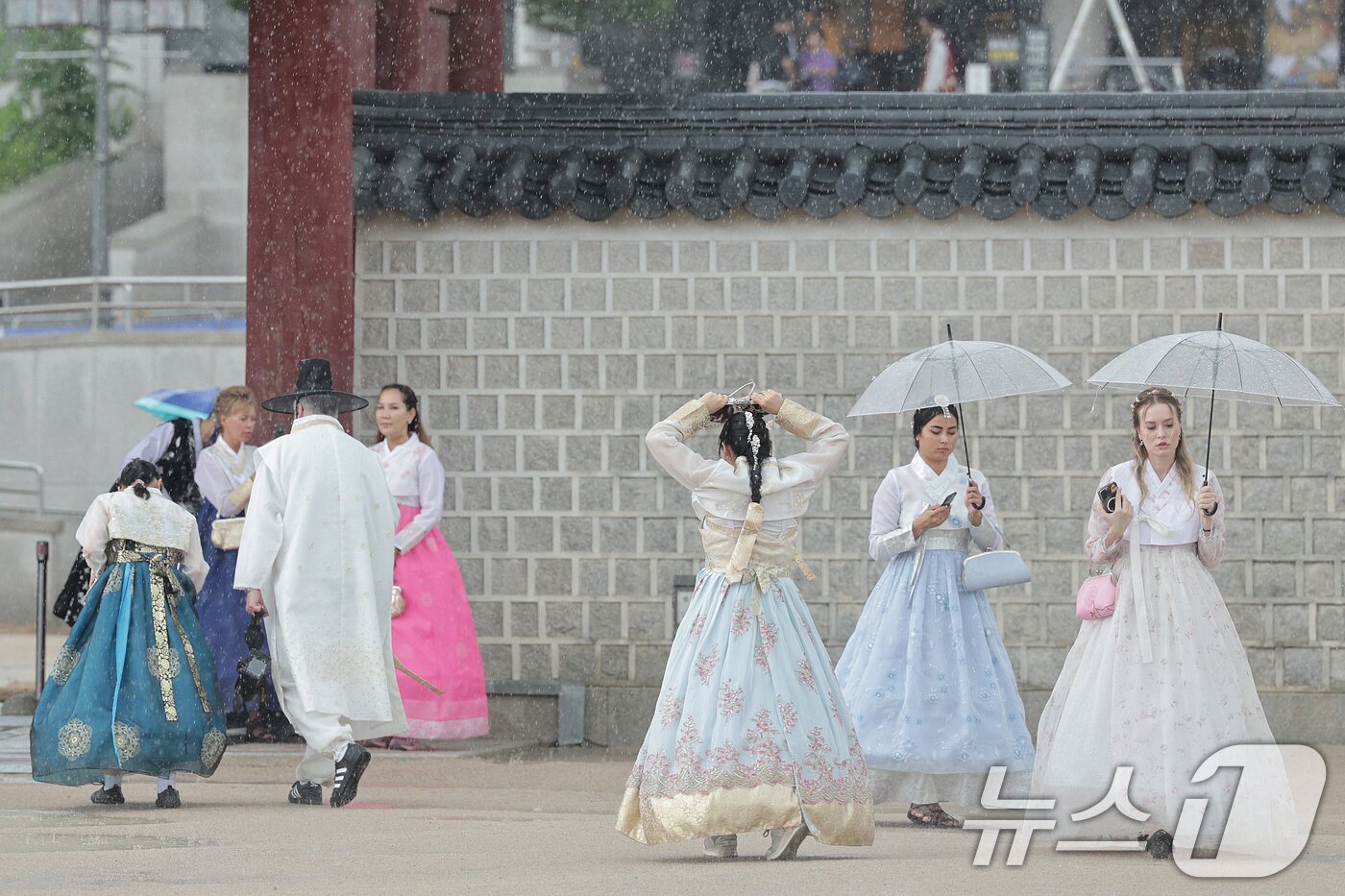본문 이미지 - 서울 경복궁을 찾은 외국인 관광객들의 모습. 2025.8.6/뉴스1 ⓒ News1 신웅수 기자