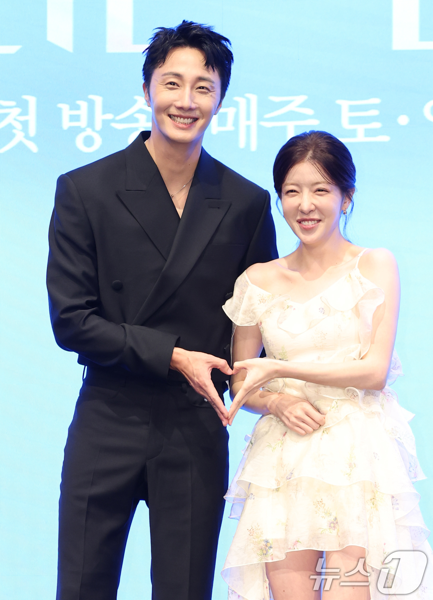 (서울=뉴스1) 권현진 기자 = 배우 정일우와 정인선(오른쪽)이 6일 서울 구로구 더세인트에서 열린 KBS 2TV 새 주말드라마 '화려한 날들'(극본 소현경/ 연출 김형석) 제작발 …