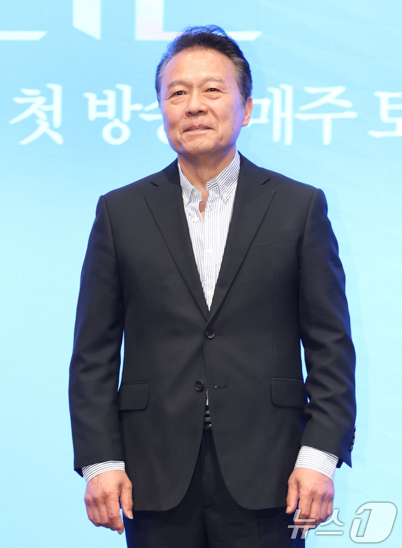 본문 이미지 - 배우 천호진이 6일 서울 구로구 더세인트에서 열린 KBS 2TV 새 주말드라마 '화려한 날들'(극본 소현경/ 연출 김형석) 제작발표회에 참석해 포즈를 취하고 있다. ‘화려한 날들’은 지금이든, 과거에서든, 앞으로든, 각기 다른 의미로 만나게 되는 화려한 날들에 대한 세대 공감 가족 멜로 이야기다. 2025.8.6/뉴스1 ⓒ News1 권현진 기자