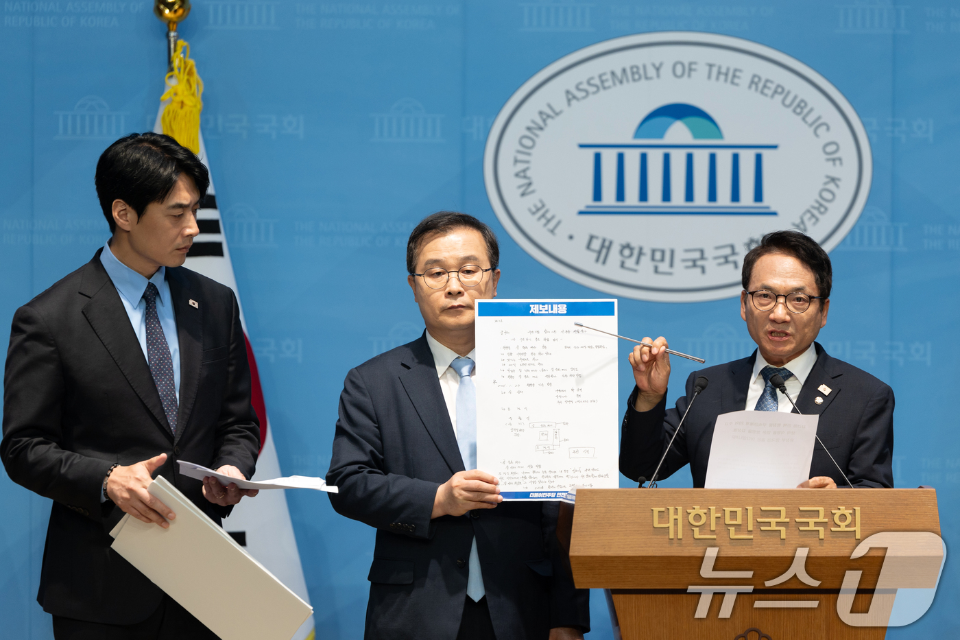 (서울=뉴스1) 이승배 기자 = 박선원 더불어민주당 의원이 6일 서울 여의도 국회 소통관에서 김성태 쌍방울그룹 전 회장 보석 석방과 김건희 여사 관련 의혹에 대해 더불어민주당 정치 …