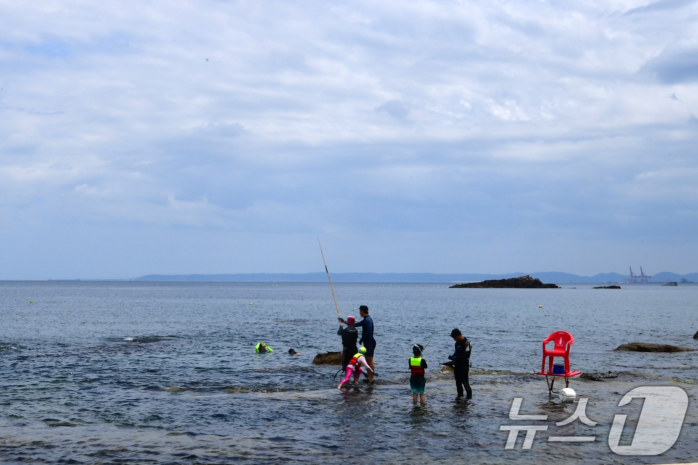 (포항=뉴스1) 최창호 기자 = 6일 오후 경북 포항시 북구 흥해읍 오도리 해안에서 피서객들이 낚시와 물놀이를 하며 더위를 식히고 있다.  2025.8.6/뉴스1
