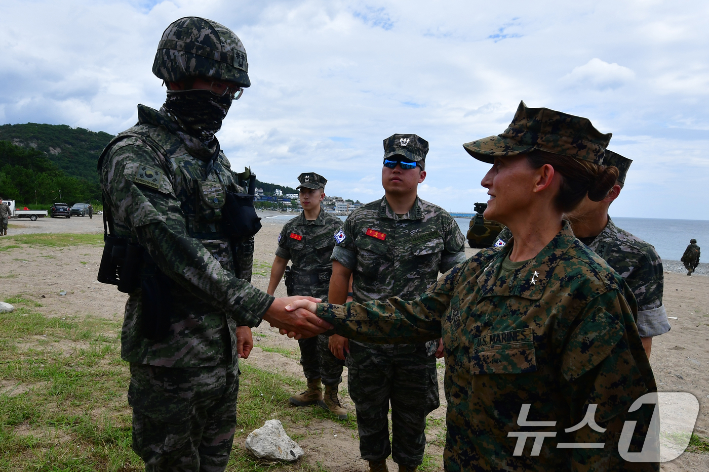 (포항=뉴스1) 최창호 기자 = 발레리 잭슨 주한 미해병대 사령관이 6일 경북 포항시 북구 송라면 해안에서 실시된 2025 한미 해병대 연합 상륙훈련에서 한국 해병대 지휘관을 격려 …