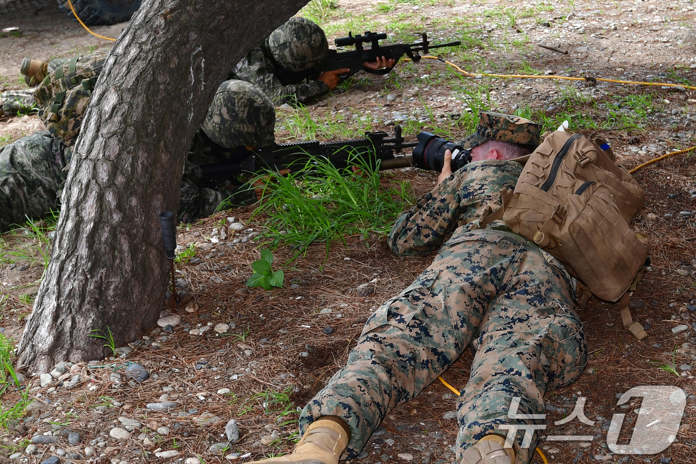(포항=뉴스1) 최창호 기자 = 6일 경북 포항시 북구 송라면 해안에서 실시된 2025 한미 해병대 상륙훈련에서 미 해병대원이 한국 해병대원들의 훈련 모습을 촬영하고 있다.  20 …