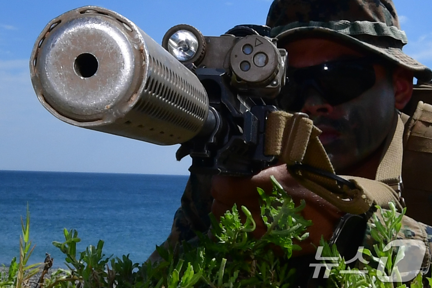 (포항=뉴스1) 최창호 기자 = 6일 경북 포항시 북구 송라면 해안에서 실시된 2025 한미 해병대 상륙훈련에서 해안 두보를 확보한 미 해병대원이 적진을 정조준하고 있다. 2025 …