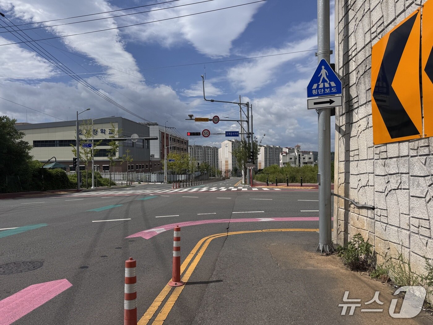 본문 이미지 - 6일 울산 북구 호계중사거리에 설치된 옹벽. 2025.8.6./뉴스1 ⓒ News1 김세은 기자