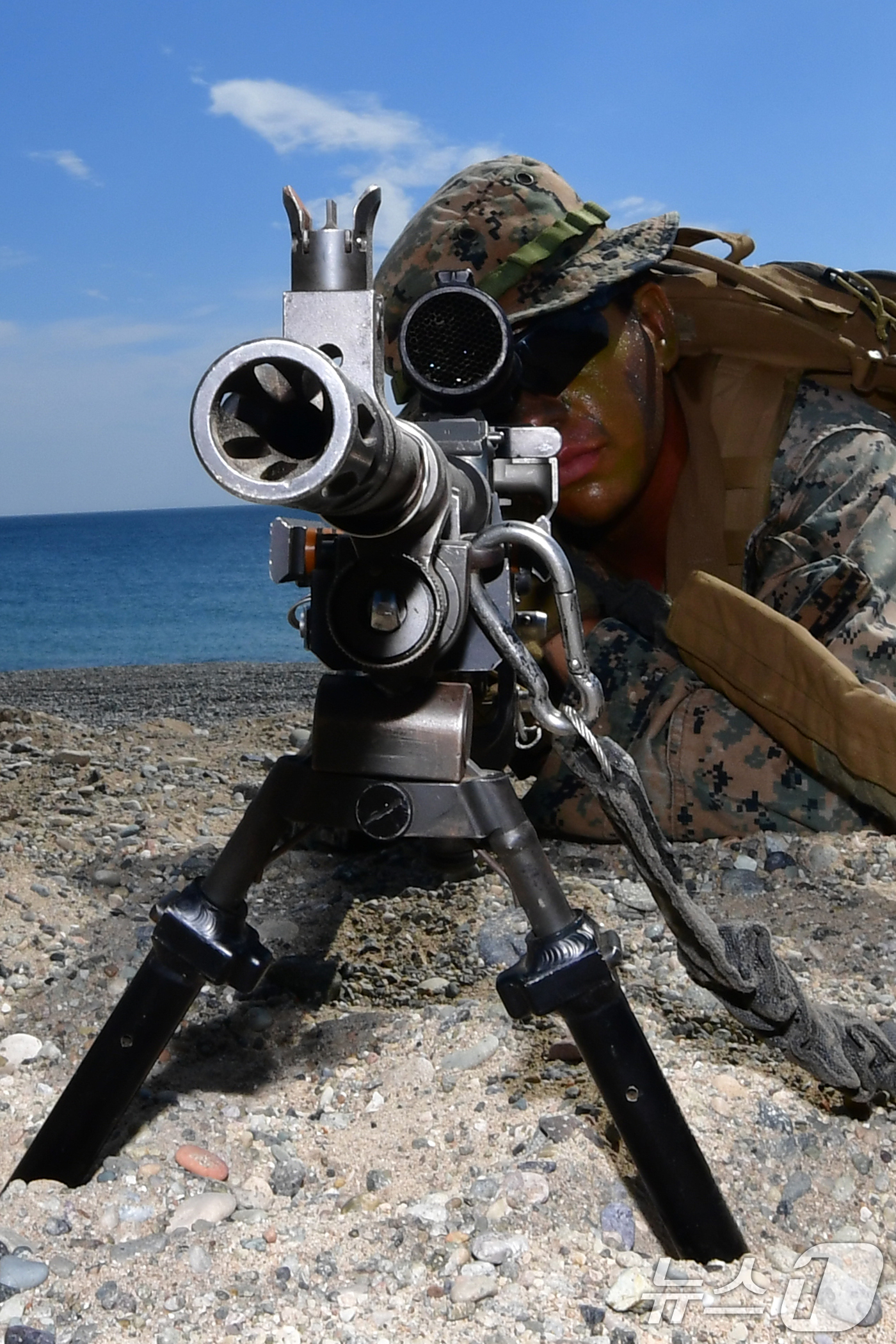 (포항=뉴스1) 최창호 기자 = 6일 경북 포항시 북구 송라면 해안에서 실시된 2025 한미 해병대 상륙훈련에서 해안 두보를 확보한 미 해병대원이 적진을 정조준하고 있다. 2025 …