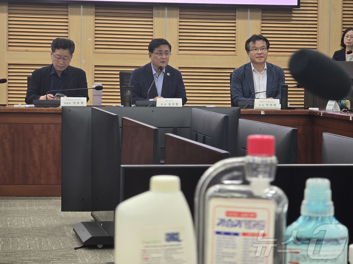 (서울=뉴스1) 황덕현 기후환경전문기자 = 김성환 환경부 장관은 6일 국회 의원회관 제1세미나실에서 피해자단체 대표들을 만나 간담회를 가지고, 피해자·유족에게 사과했다. 이 자리에 …