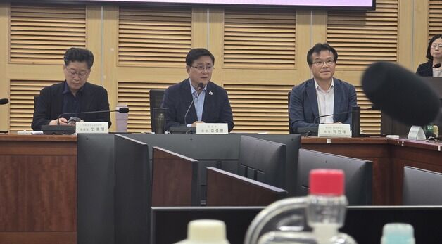 김성환 환경장관, 가습기살균제 피해자 간담회…첫 직접 대면사과