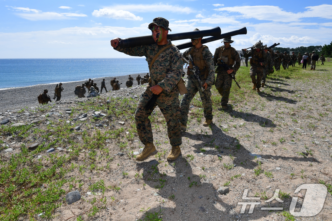 (포항=뉴스1) 최창호 기자 = 6일 경북 포항시 북구 송라면 해안에서 실시된 2025 한미 해병대 상륙훈련에서 해안 두보를 확보한 미 해병대원들이 작전 지역으로 이동하고 있다. …
