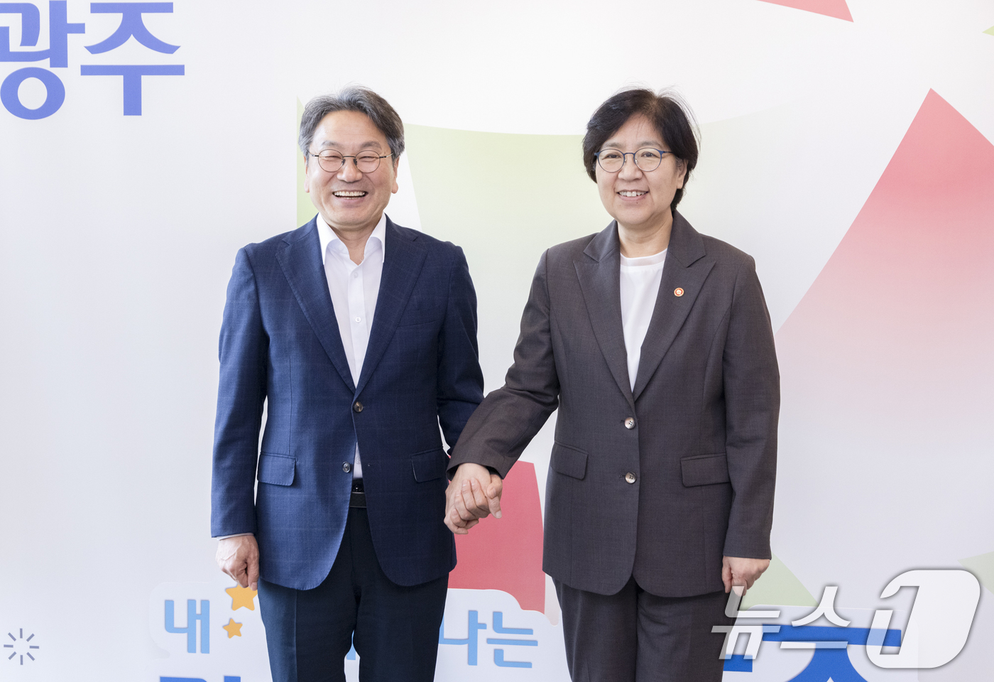 (서울=뉴스1) = 정은경 보건복지부 장관이 6일 의료 요양 돌봄 통합지원 준비를 위해 광주광역시를 방문, 강기정 광주광역시 시장과 함께 기념촬영을 하고 있다.  (보건복지부 제공 …