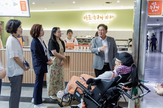 마포구청 지하에 '장애인 자립형 카페' 개소…"실제 창업 기반 마련"