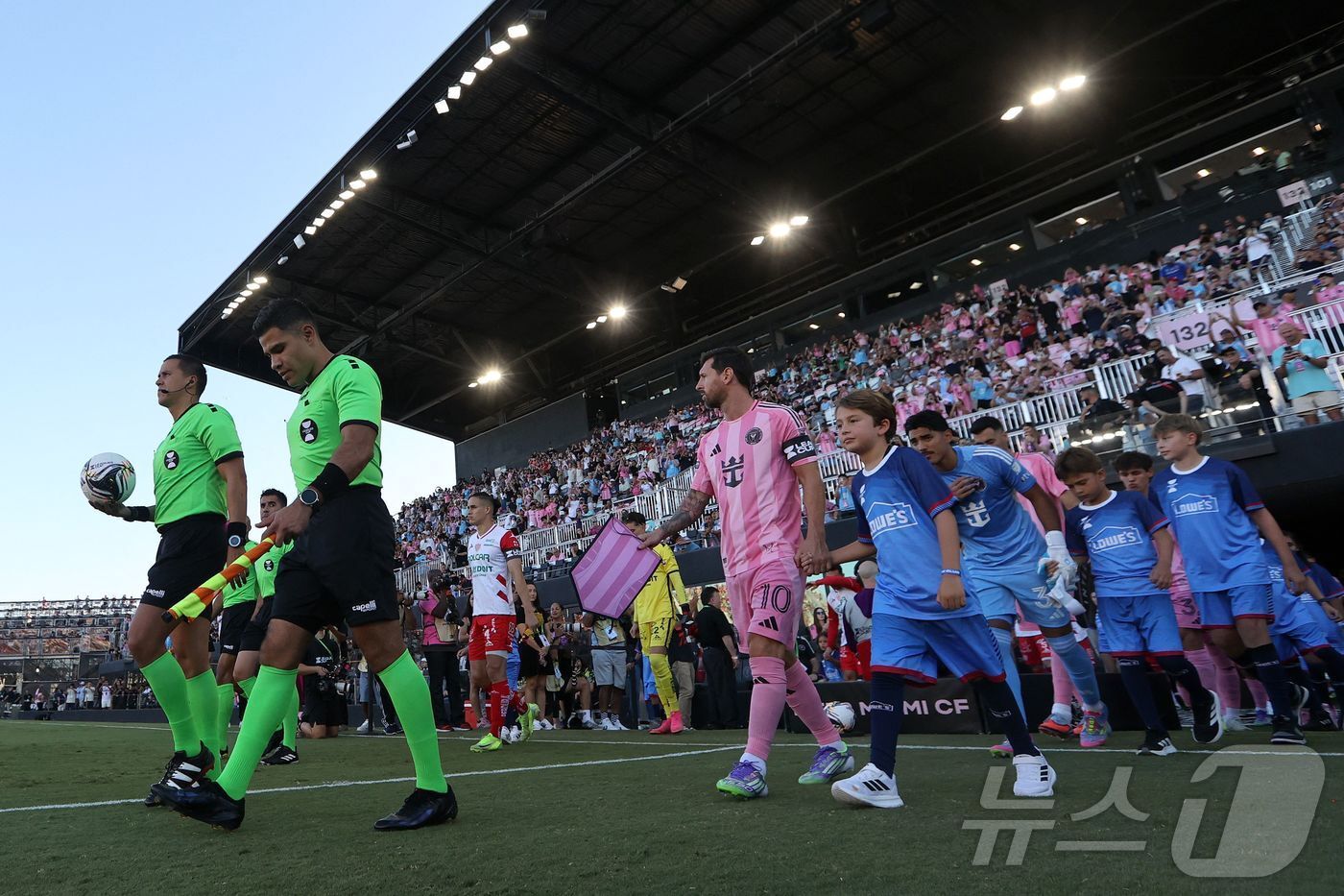 본문 이미지 - MLS를 누비는 스타 리오넬 메시 ⓒ AFP=뉴스1