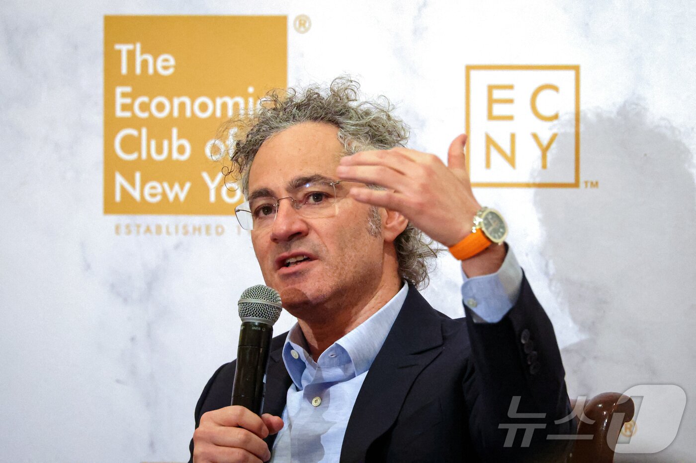 본문 이미지 - 알렉스 카프 팔란티어 CEO가 뉴욕 이코노믹 클럽에서 연설하고 있다. ⓒ 로이터=뉴스1 ⓒ News1 박형기 기자