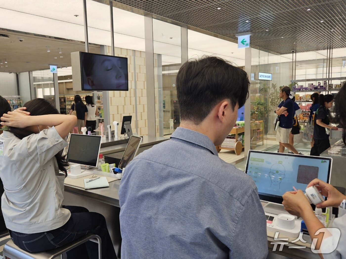 본문 이미지 - 6일 서울 성동구 소재 &#39;올리브영N 성수&#39; 매장에서 &#39;스킨 컨설팅&#39; 서비스가 진행되고 있다 2025.8.6/뉴스1 ⓒ News1 이정환 기자