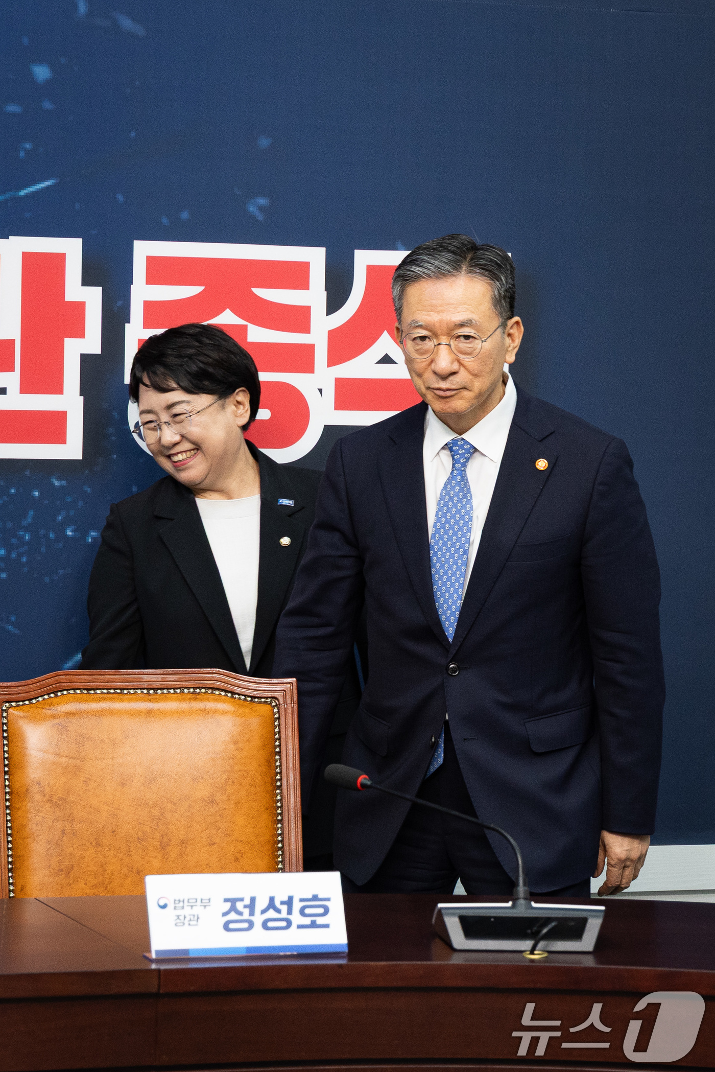 (서울=뉴스1) 유승관 기자 = 김선민 조국혁신당 당대표 권한대행이 6일 서울 여의도 국회에서 정성호 법무부 장관을 접견하고 있다. 2025.8.6/뉴스1