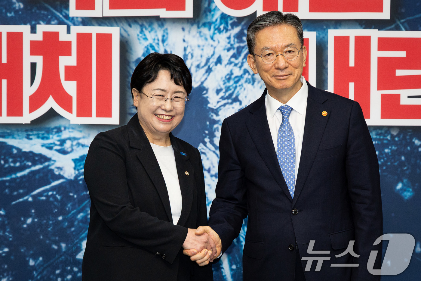 (서울=뉴스1) 유승관 기자 = 김선민 조국혁신당 당대표 권한대행이 6일 서울 여의도 국회에서 정성호 법무부 장관을 접견, 기념 촬영을 하고 있다. 2025.8.6/뉴스1