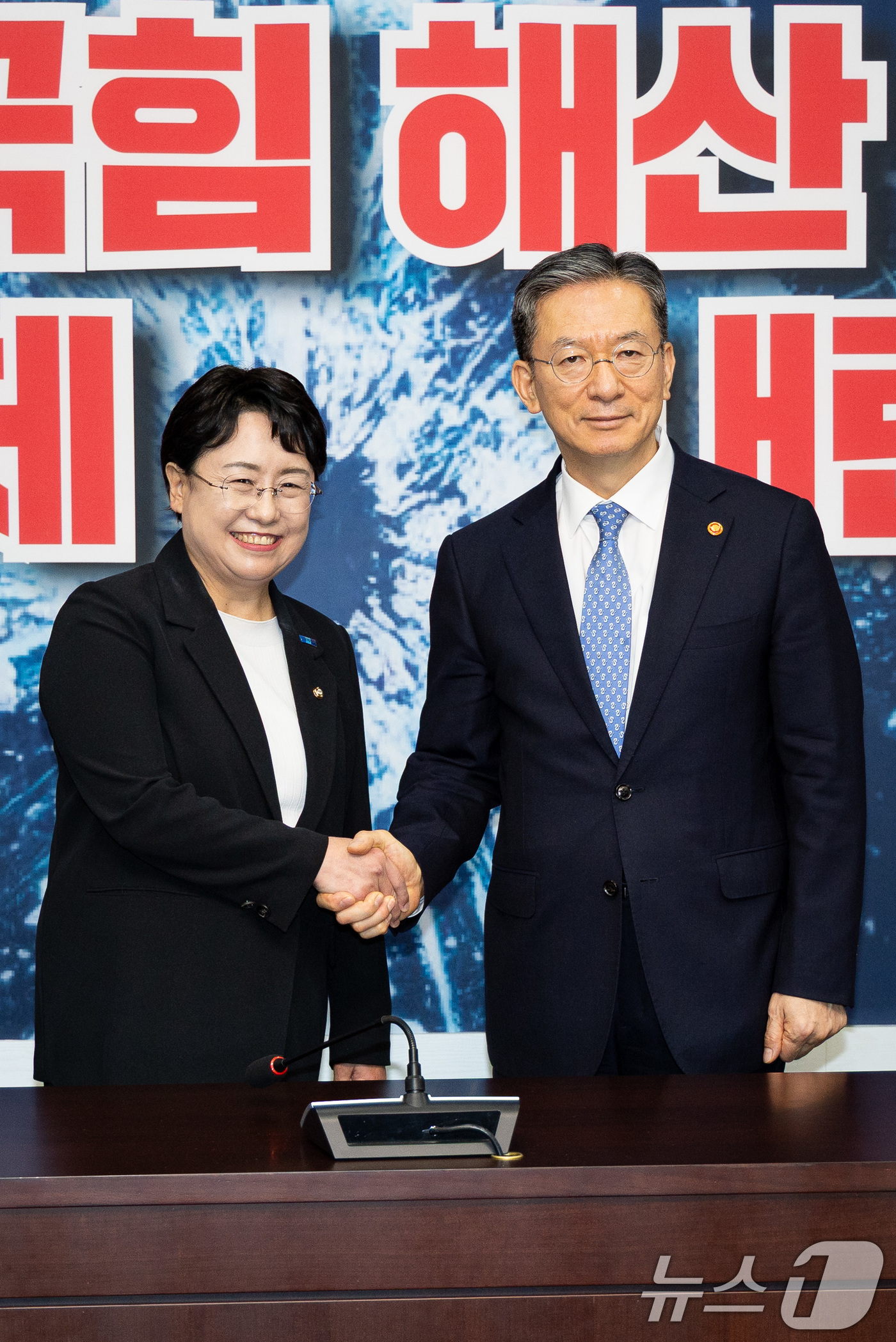 (서울=뉴스1) 유승관 기자 = 김선민 조국혁신당 당대표 권한대행이 6일 서울 여의도 국회에서 정성호 법무부 장관을 접견, 기념 촬영을 하고 있다. 2025.8.6/뉴스1